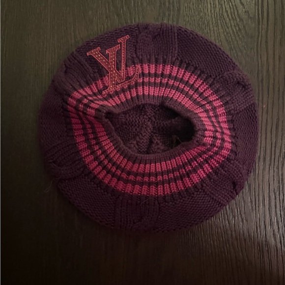 Louis Vuitton wool knjt columbia beret worn once! Perfect condition - Picture 2 of 6